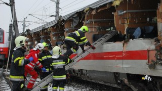 Загинал и десетки ранени след катастрофа на два влака в Австрия