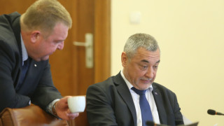 Какви са споровете в управляващото мнозинство най грубо казано за