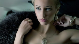 Юлия Юревич рекламира скъпоценни бижута