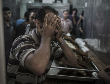 Израел удари училище в Газа, най-малко 15 души са убити 