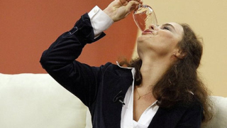  Йоана Буковска пие вино на екс в "Търси се..."