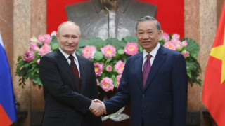 Руският президент Владимир Путин бе посрещнат във Виетнам със салют