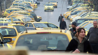Варненски таксиджии "скочиха" срещу ниските тарифи 