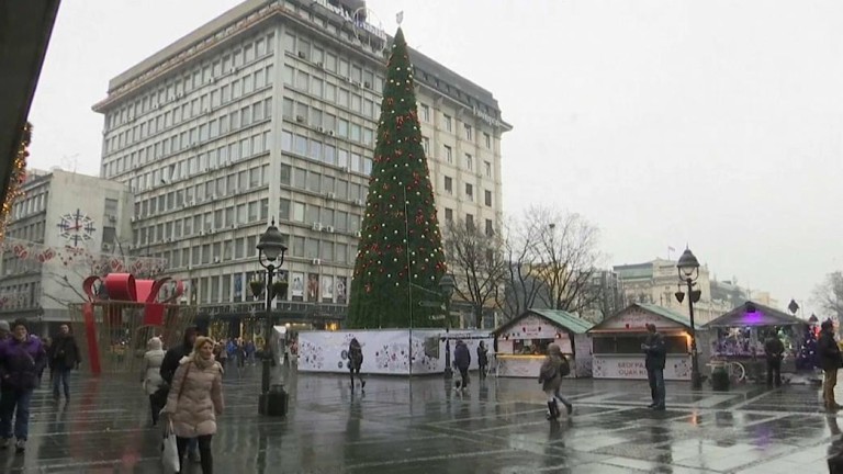 18-метровата изкуствена елха, поставена в центъра на Белград, е най-скъпата
