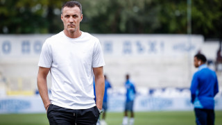 Треньорът на Левски Станислав Генчев умува върху няколко варианта да