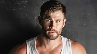 Крис Хемсуърт ще се гмурка с акули