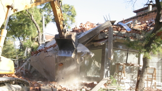 Събориха 14 незаконни постройки в циганската махала в Кюстендил