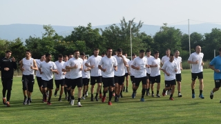 Локо (Пд) потегля с 27 футболисти за Турция