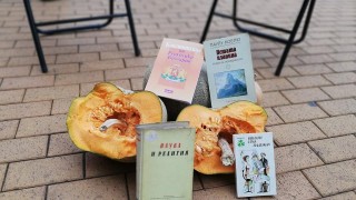 Ентусиасти събраха книжки и ги оставиха пред парадния вход на