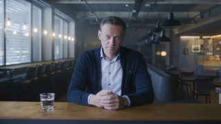 Навални на режисьора Даниел Роер проследява моменти от живота и