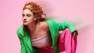 В тъмнината на театралната сцена където всяка светлина подчертава емоцията