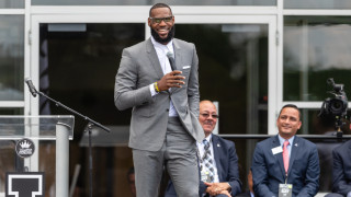 Как Леброн Джеймс помага на децата