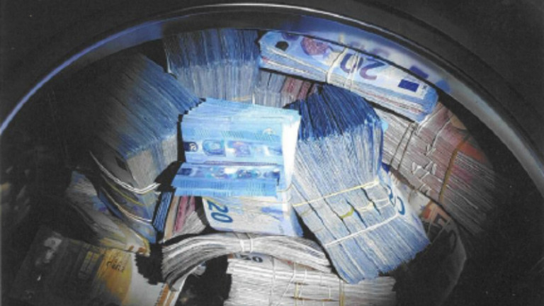 Холандец е заподозрян за пране на пари след откриване на €350 хил. в пералня