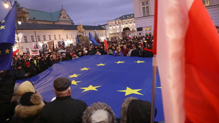 Съдии и адвокати от 22 държави участваха в антиправителствен протест в Полша
