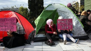 Група от сирийски мигранти предимно жени и деца организираха протест