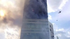 Хеликоптери и пожарникари гасят голям пожар в Подмосковието. Хора скачат от прозорците