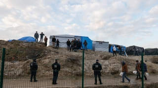 Булдозери събарят част от мигрантския лагер „Джунглата” в Кале