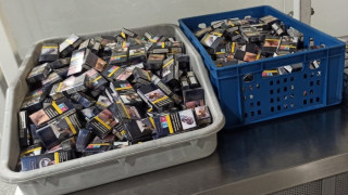 Петима пътници се опитаха да отлетят за Лондон с общо 2800 кутии цигари в багажа
