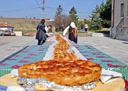 В Добрич излапаха 420 кг. баница за 2 минути