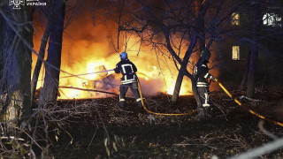 Русия атакува украинския град Суми като удари десететажна жилищна сграда