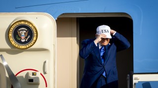 Президентът на САЩ Доналд Тръмп преследван от въпроси относно връзките