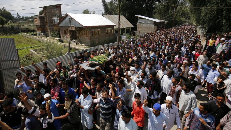 74 убити при безредиците в Кашмир
