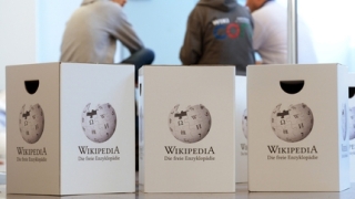 „Уикипедия" готви платени статии