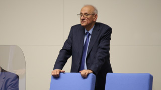 Здравният министър: Рано е още за изписване на пациентите от Кочани