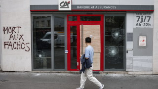 Политическите партии във Франция се опитват да изградят обединен фронт