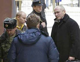 Московски съд удължи ареста на Ходорковски и Лебедев