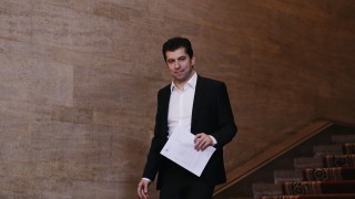 Петков с въпроси и имена пред камери, докато призовкар влиза в МС