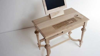 Дървена маса с вграден компютър