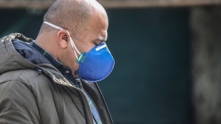 Милиони защитни маски са изчезнали на път за Германия пише Шпигел