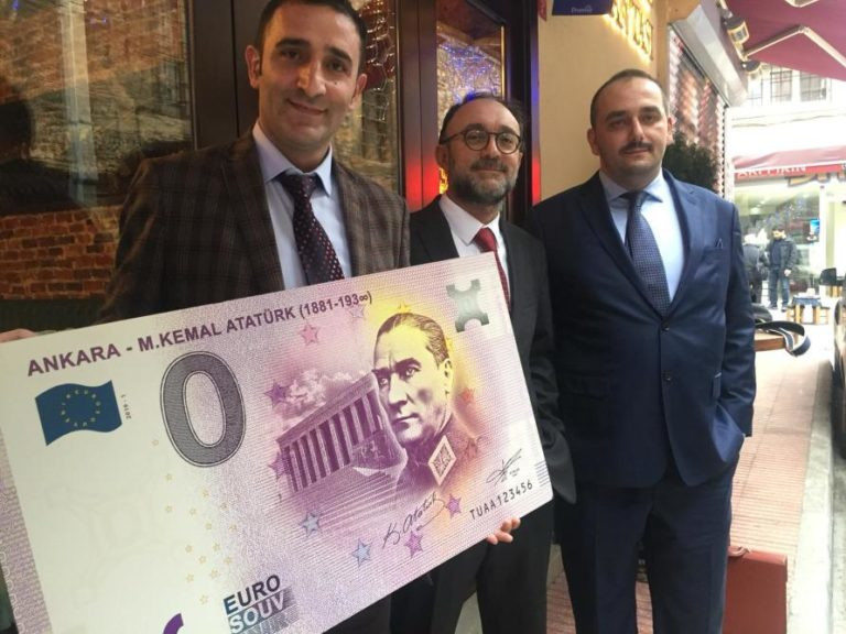 Йозгюр Хонаш и колегите му с макет на банкнотата