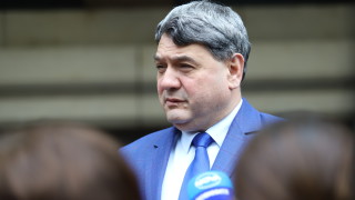 Не си тръгвам от министерството обиден Това заяви пред БНТ