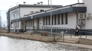 От информационната агенция уточняват че пред централния й вход процъфтява