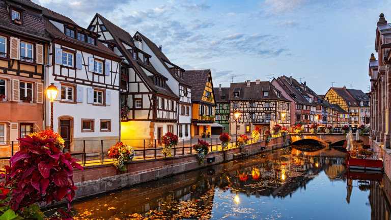 Френският град, известен като &bdquo;Малката Венеция&ldquo; и признат за един от най-красивите в света