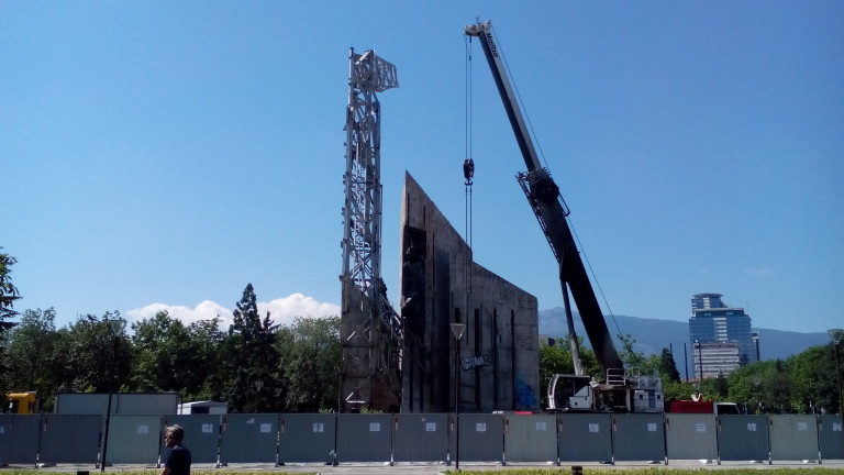 Горя кранът, започнал да демонтира паметника пред НДК