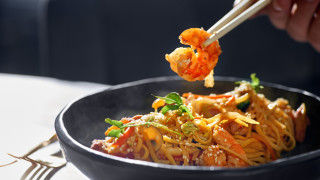 Скариди в доматен сос скариди току що панирани скариди в паеля