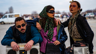 Действието се развива в доста нетрадиционно за театъра място но