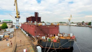 Първата плаваща атомна електроцентрала Академик Ломоносов разположена в полустров Чукотка
