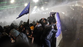Парламентът на Грузия прие закон забраняващ на протестиращите да покриват