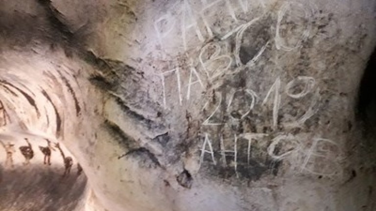 Българи надраскаха имената си със спрей върху Метеора