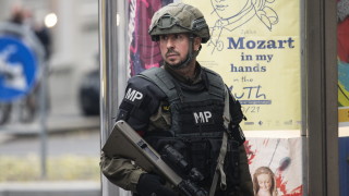Във вторник австрийската полиция нахлу в 18 сгради и арестува 14