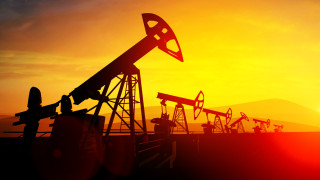 Цените на петрола започват седмицата със спад