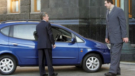 Най-високият мъж на Земята с поръчков Chevrolet