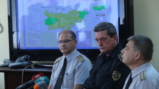 При наводнения хората да се качват на горните етажи на