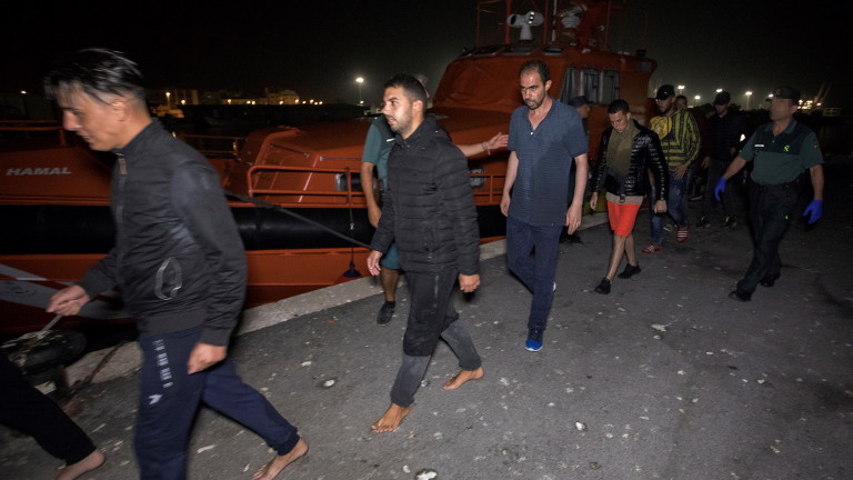 Албански кораб спаси 111 мигранти в Егейско море, върна ги на Турция