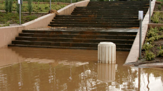 Смолян под вода, в София дъждът спира тролеи 