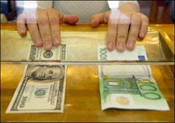 Еврото най-скъпо от два месеца